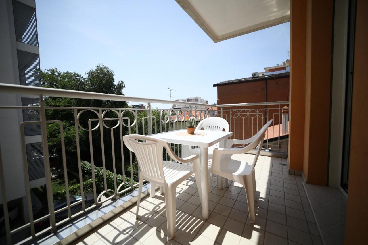 Residence Mariavittoria Lido di Jesolo Bagian luar foto